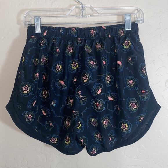 Nike dri fit black floral running shorts - Picture 4 of 5